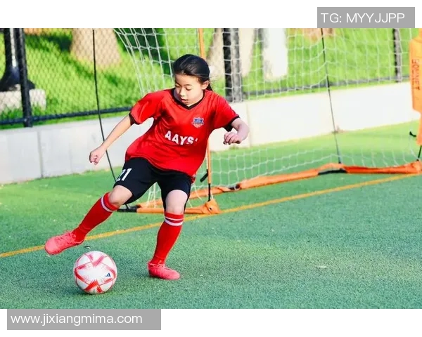 小女孩足球明星的成长之路与梦想追逐的精彩故事